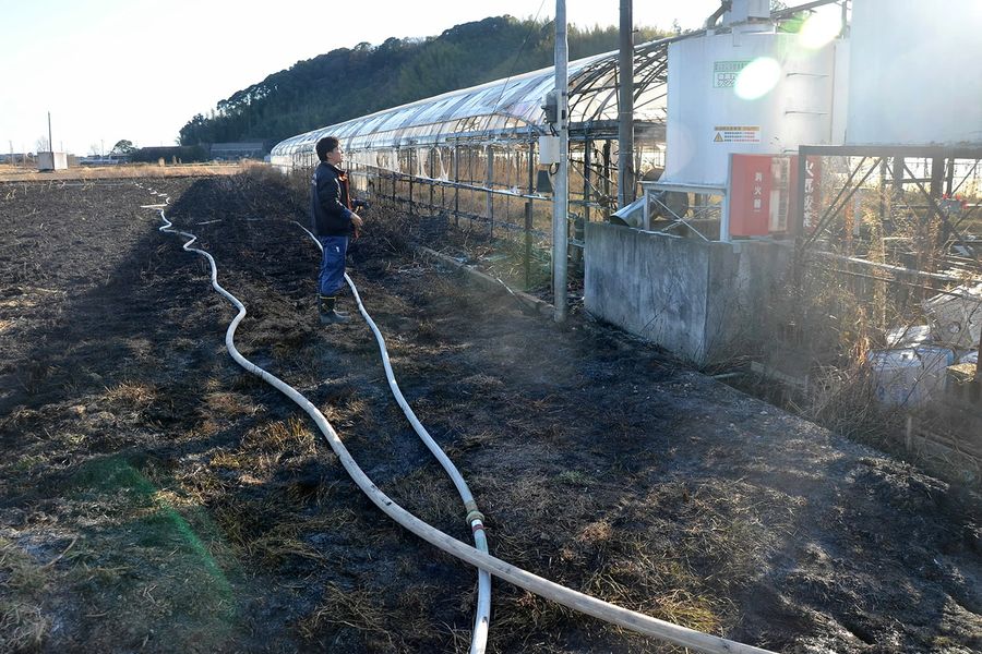 雑草などを焼いた火災現場（１０日午後３時４０分ごろ、高知市春野町東諸木）