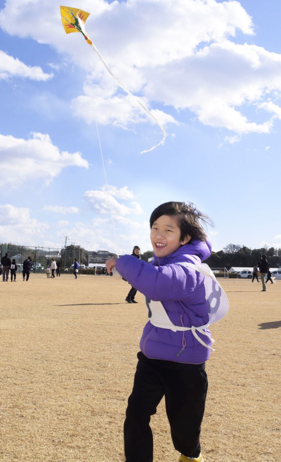 寒空の下、元気に凧を揚げる子ども（香南市野市町深渕）