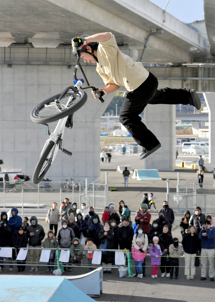 宙舞うBMXに歓声 トップ選手ら美技披露 高知市 | 高知新聞