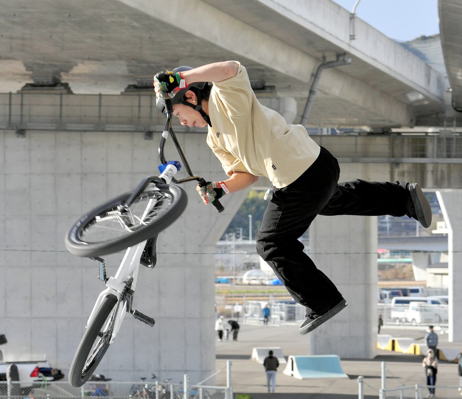 宙舞うBMXに歓声 トップ選手ら美技披露 高知市 | 高知新聞