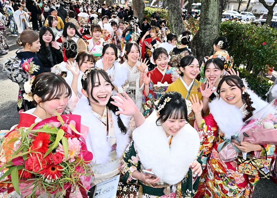 晴れやかな笑顔で写真に納まる女性ら(高知市桟橋通2丁目の県民体育館=森本敦士撮影)