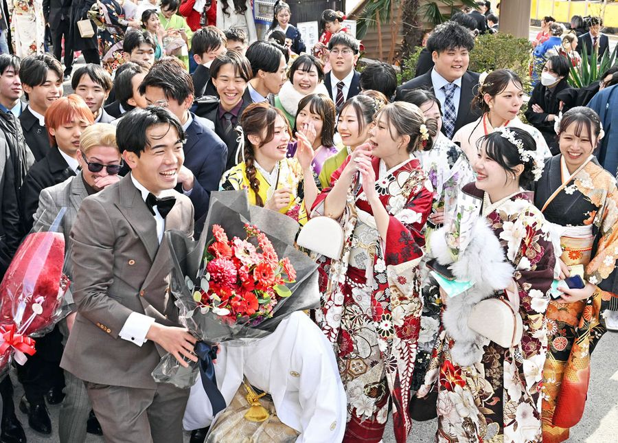 高知市の祝典に集った、はなやかな衣装の若人たち（同市桟橋通２丁目の県民体育館＝森本敦士撮影）