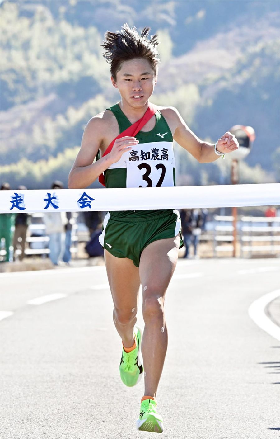 2年連続優勝を決めた高知農高Aのアンカー小川蒼平(高知市のINOUE東部スポーツパーク周回コース=森本敦士撮影)