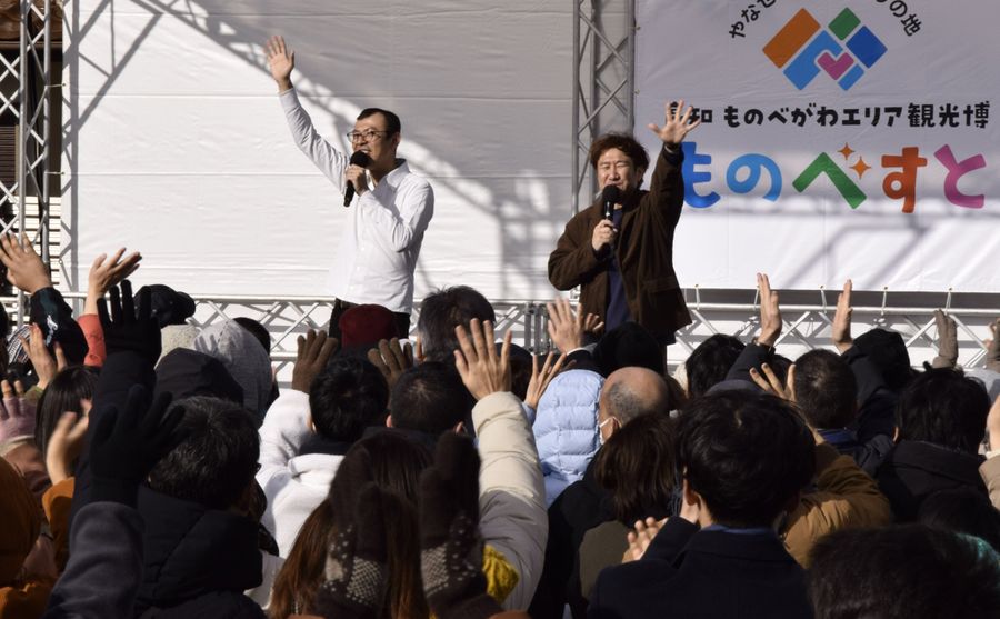 「ごめん」と「ありがとう」にちなんだギャグを披露するお笑いコンビの「ジョイマン」（南国市大埇甲の「海洋堂SpaceFactoryなんこく」駐車場）