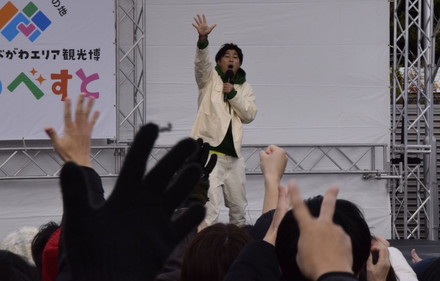 会場を盛り上げる「パンサー」の尾形貴弘さん