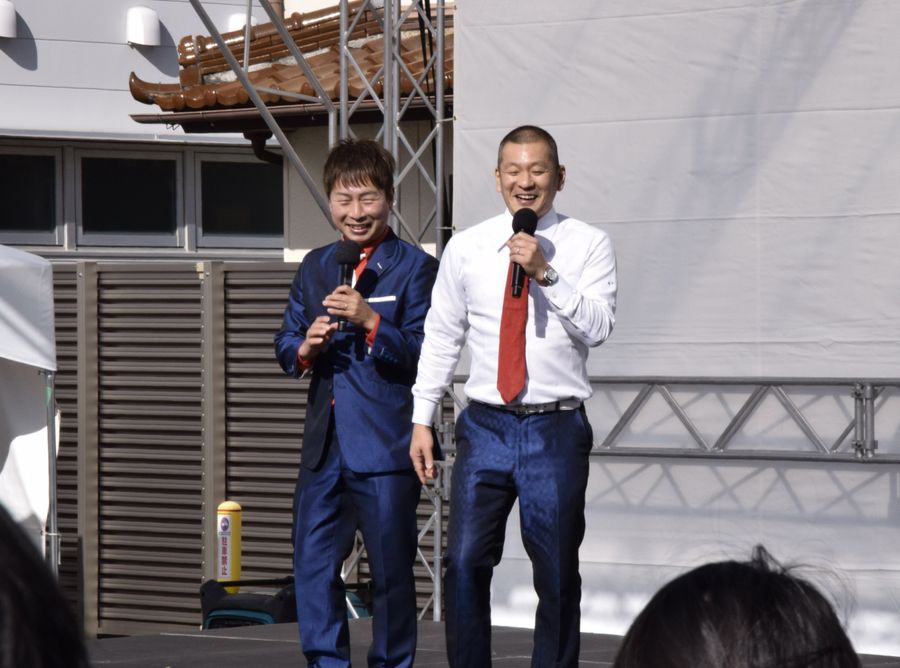 「ごめんねごめんね～」で会場を沸かせる「Ｕ字工事」