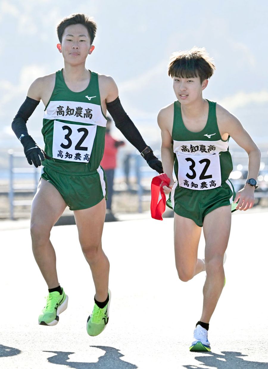 高知農高Ａの１区市川広基＝左＝から２区林田大虎にたすきリレー。両者とも区間賞の好走（ＩＮＯＵＥ東部スポーツパーク周回コース＝森本敦士撮影）