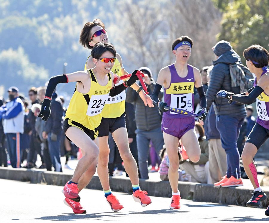 県庁ＲＣ・５区・川田＝黄色ユニホーム奥＝から６区・田内にたすきが渡る（ＩＮＯＵＥ東部スポーツパーク周回コース＝森本敦士撮影）