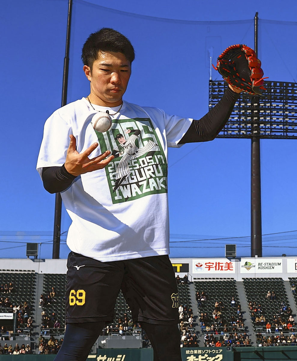 阪神・石井大智（高知ファイティングドッグス出身） WBC球で練習