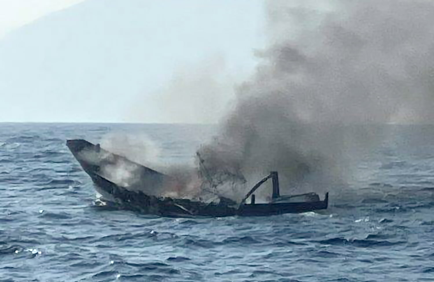 海上で出火、漁船沈没 船長の男性は無事 高知県東洋町沖 | 高知新聞