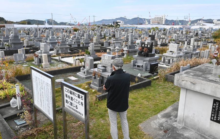 仁井田地区の住民らが管理する墓地。地震や津波被害が心配される（高知市仁井田）