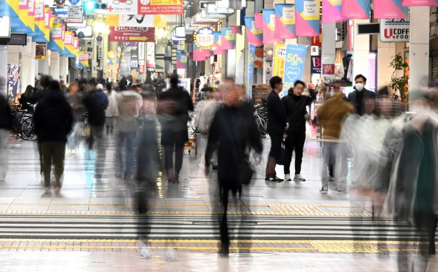 夜の街を歩く人たち。首相の衆院解散の意向に何を思う（高知市帯屋町２丁目）