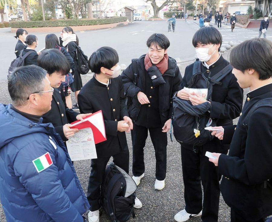 大学入学共通テストに挑む受験生ら（高知市曙町２丁目の高知大学＝森本敦士撮影）