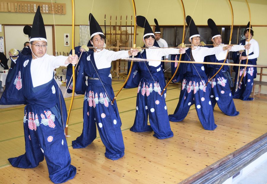 一年の願いを込め、矢を放つ射手たち（香南市の夜須八幡宮）