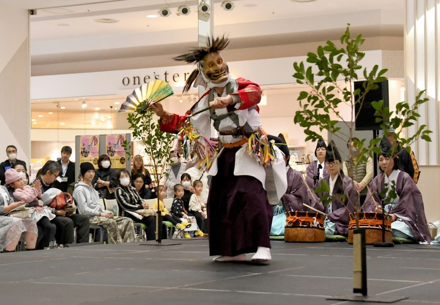 買い物客に披露された津野山古式神楽