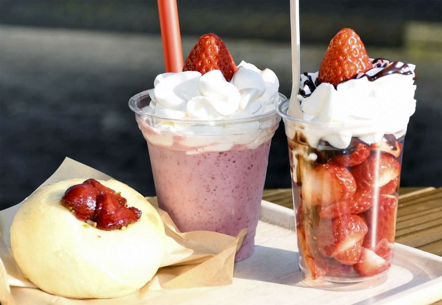 イチゴたっぷりのスムージーやパフェ。イチゴジャムが乗ったベーグルも人気（写真はいずれもいの町上八川甲の「道の駅６３３美の里」）