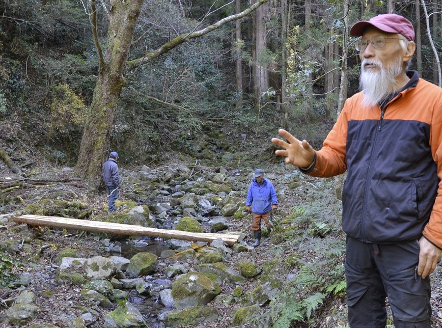 森林内で遊び場の整備に励む石川啓吾さん（四万十町下道）