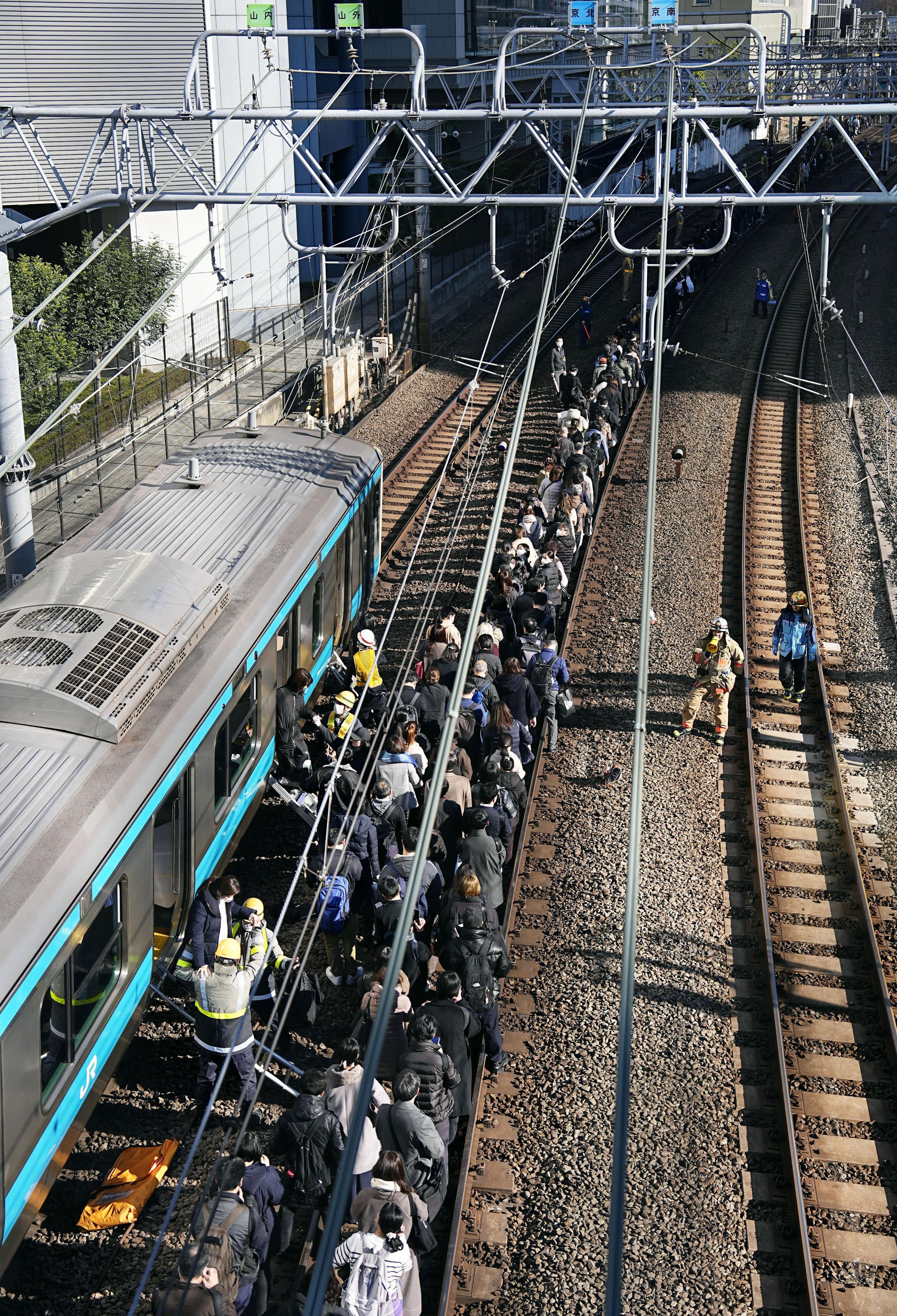 JR山手線8時間ストップ 東京 67万3千人にえいきょう | 高知新聞