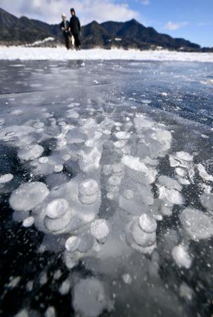 凍った糠平湖に天然の水玉模様 北海道・上士幌町 | 高知新聞