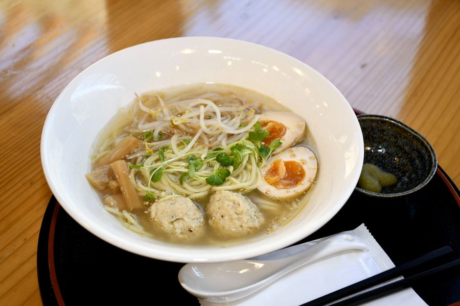 低カロリー高タンパクなキジ肉の団子が入ったラーメン
