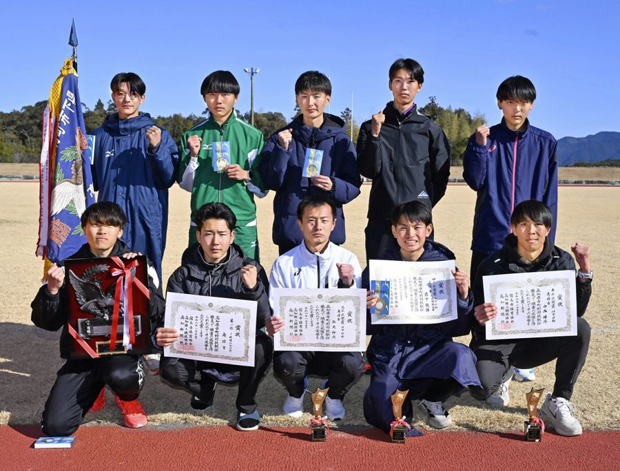 ２０２０年の旧大会以来の優勝を果たした南国市Ａのメンバー