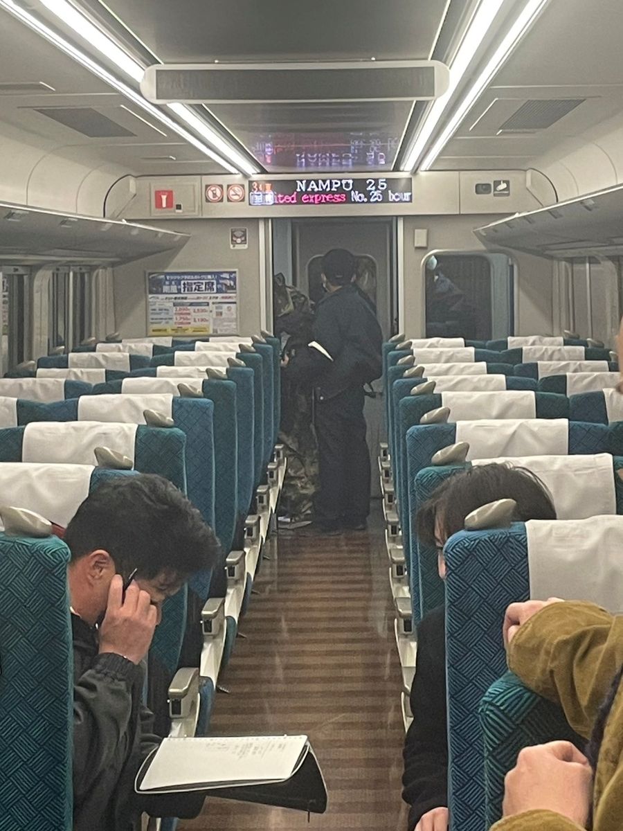 「南風」の車内で刃物を持って暴れ、取り押さえられた男=画面奥左(25日午後11時ごろ、大豊町)