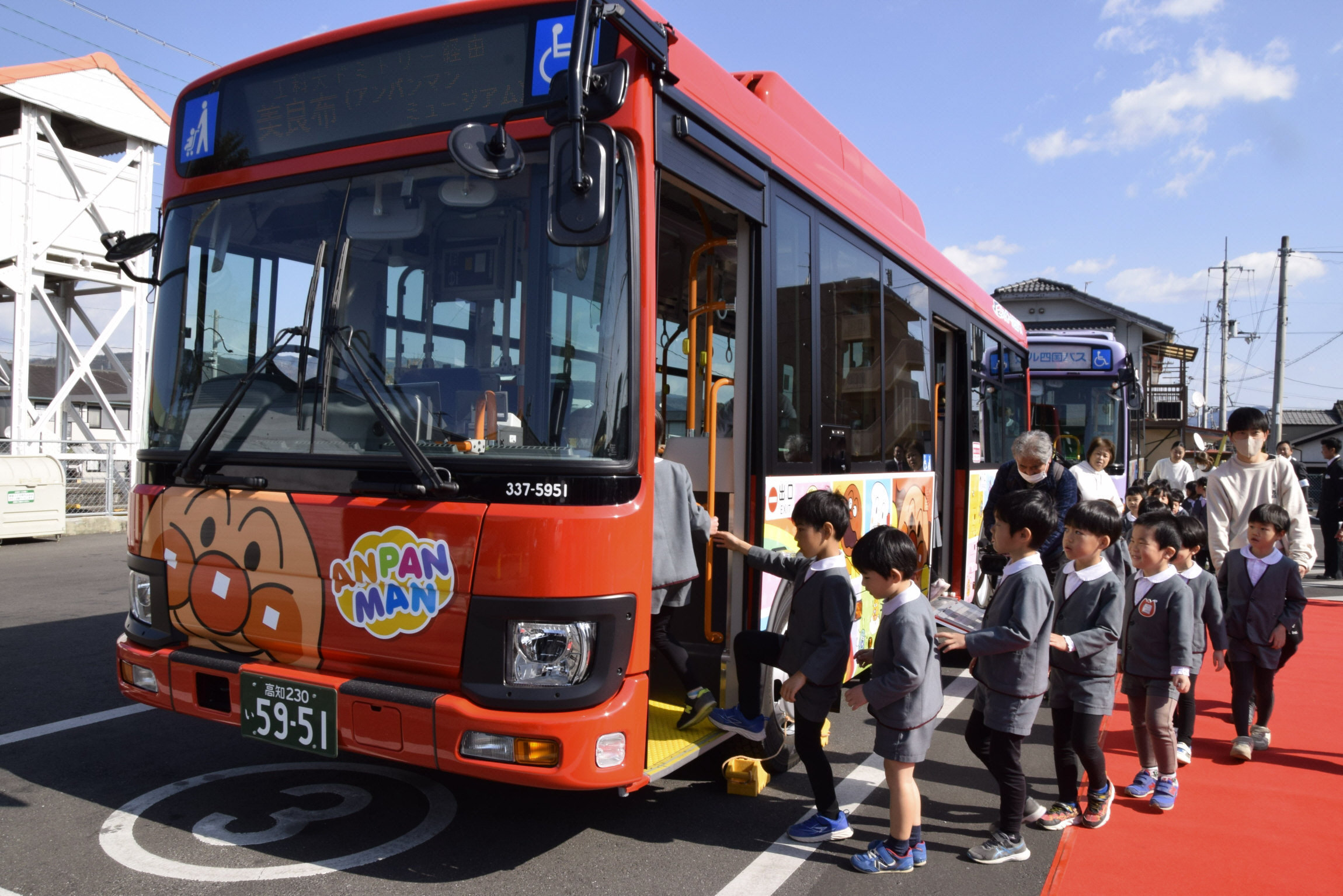 13年ぶり！アンパンマンバス新調 JR四国バス「キャラ音声案内 