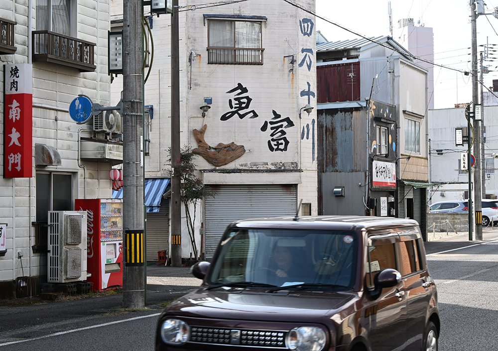 知らない人たちの写真 1/30更新】なにげない高知の日常 写真特集「高知百景」 寒空の下を