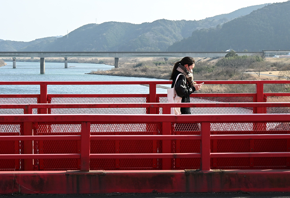 知らない人たちの写真 1/30更新】なにげない高知の日常 写真特集「高知百景」 寒空の下を
