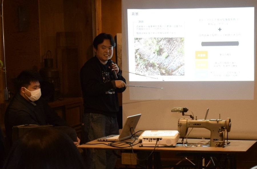 工学を生かした里山再生への取り組みを披露する高知工科大学の学生（香美市土佐山田町楠目の「kuzume　Base.」）