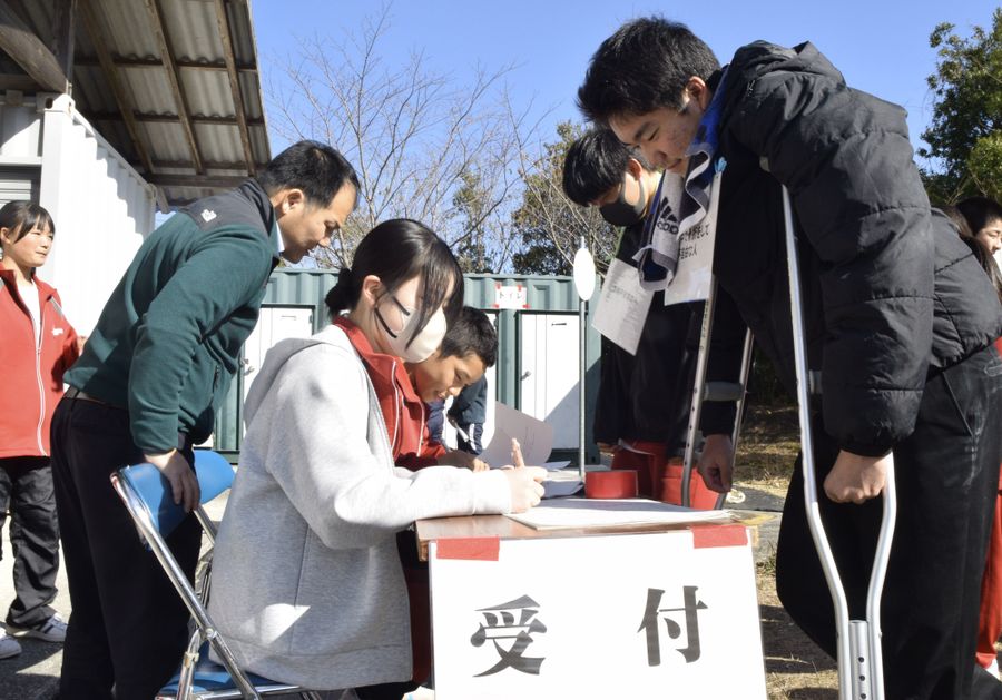 避難所の運営訓練を行う片島中の生徒たち（宿毛市片島）
