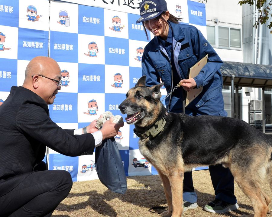 ９年間の任務を終えたフィンと近藤真帆巡査部長（南国市の県警察学校）