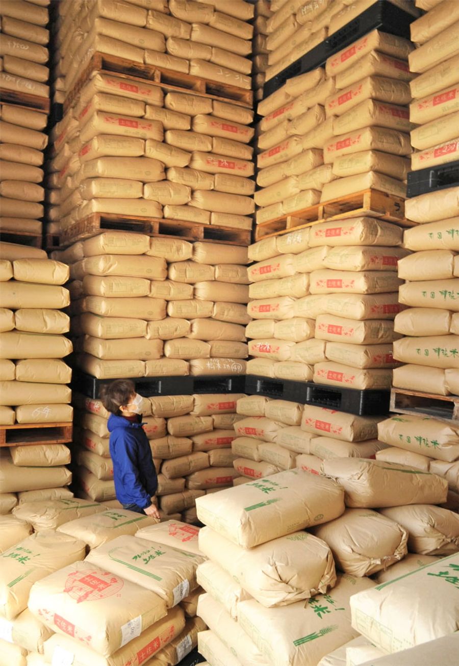 米穀店の倉庫に積まれた県産米。高値で消費は落ち込んでいる(香南市内)
