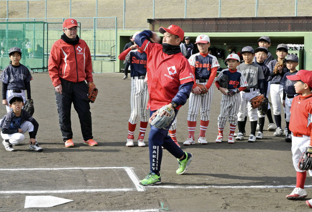 ズバッと投げて「ナイスボール！」 日本生命・元五輪代表が子供たちに