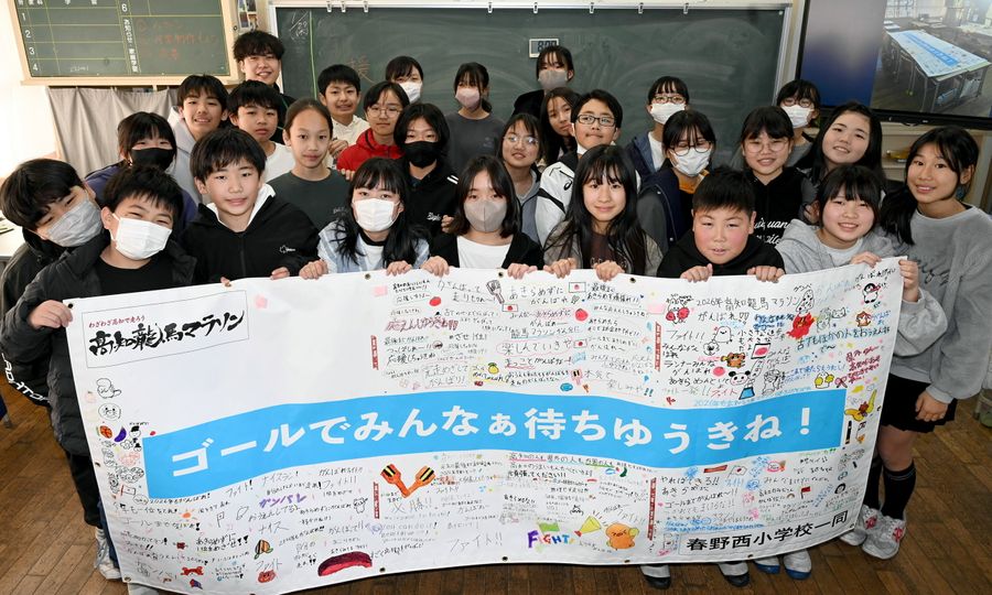 道にかかげる横断幕を作った子どもたち（高知市の春野西小）