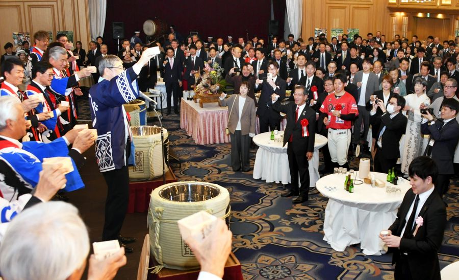 土佐酒の乾杯で観光びらきを祝う参加者たち（写真はいずれも高知市鷹匠町１丁目の三翠園）