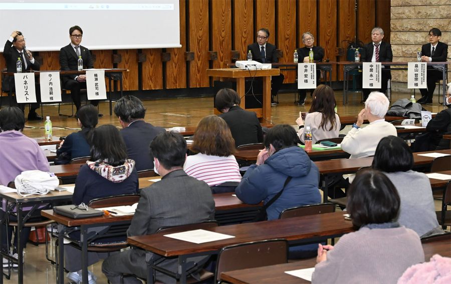 県内外の医師や患者が登壇したシンポジウム(高知市丸ノ内1丁目の県庁)