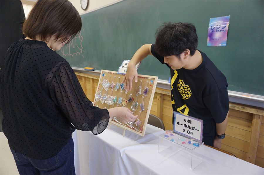 文化祭でキーホルダーなどを販売する山田高生（香美市土佐山田町旭町３丁目、同高提供）