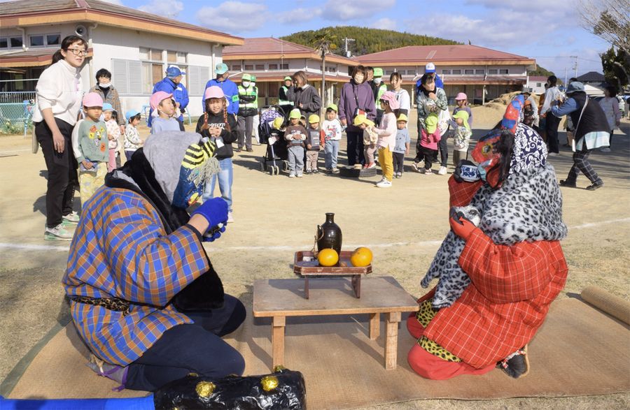 園児が用意したおにぎり片手に宴会を楽しむ鬼たち（南国市の里保育所）
