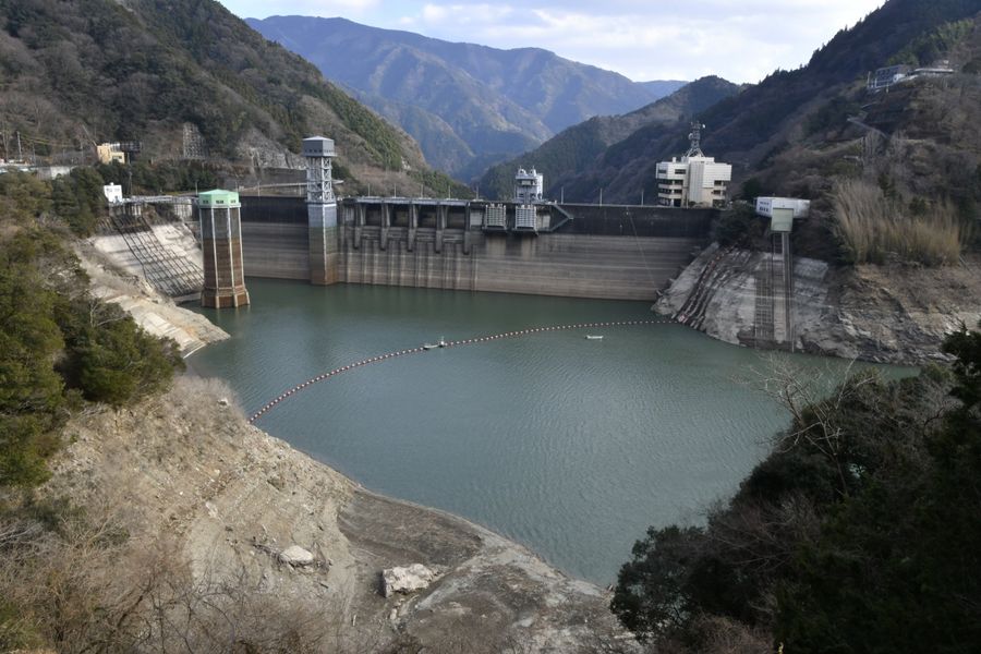１月３１日夜に利水容量の貯水率が０％になった大渡ダム（２日午後３時半ごろ、仁淀川町潰溜）