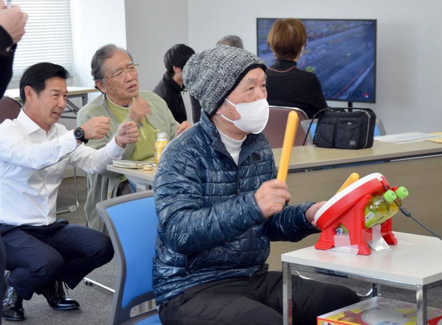 リズムゲームを体験する参加者（高知市北久保）