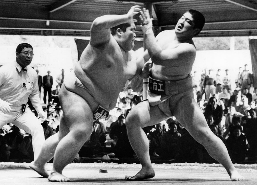 団体戦で明徳義塾が初優勝した１９９０年大会。決勝の先鋒戦で明徳・佐伯競がのちに大関出島となる金沢市工・出島武春＝右＝を押し出しで破る（同年３月２５日・高知市相撲場）