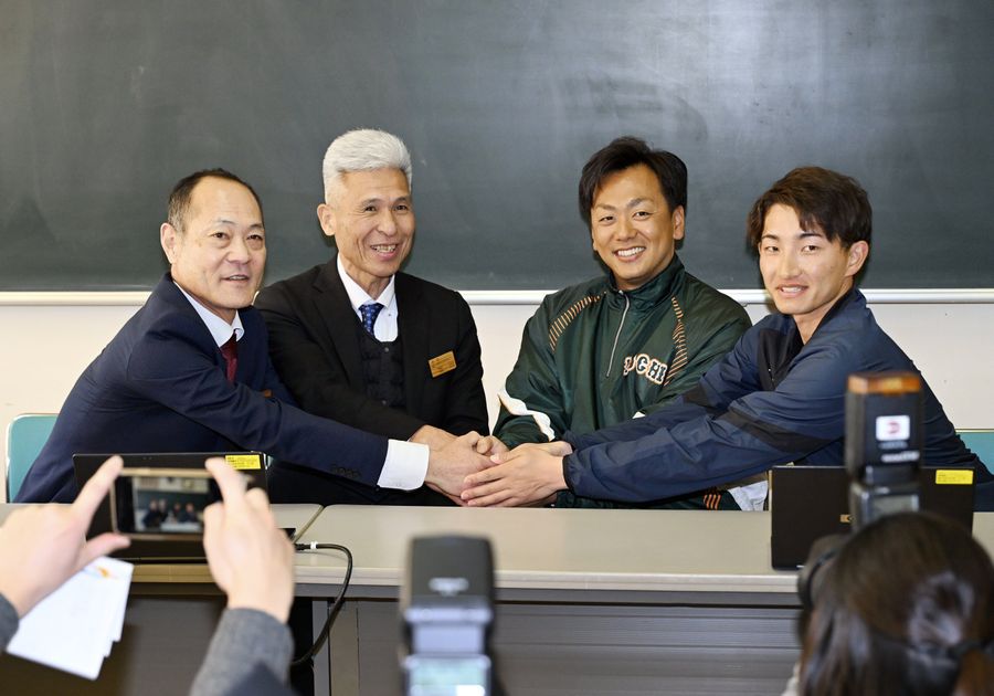 甲子園出場が決まり、喜びを分かち合う（左から）清本祥一教頭、塩田雅彦校長、下坂充洋監督、森沢樹紀部長＝南国市の高知農業高校、新田祐也さつえい