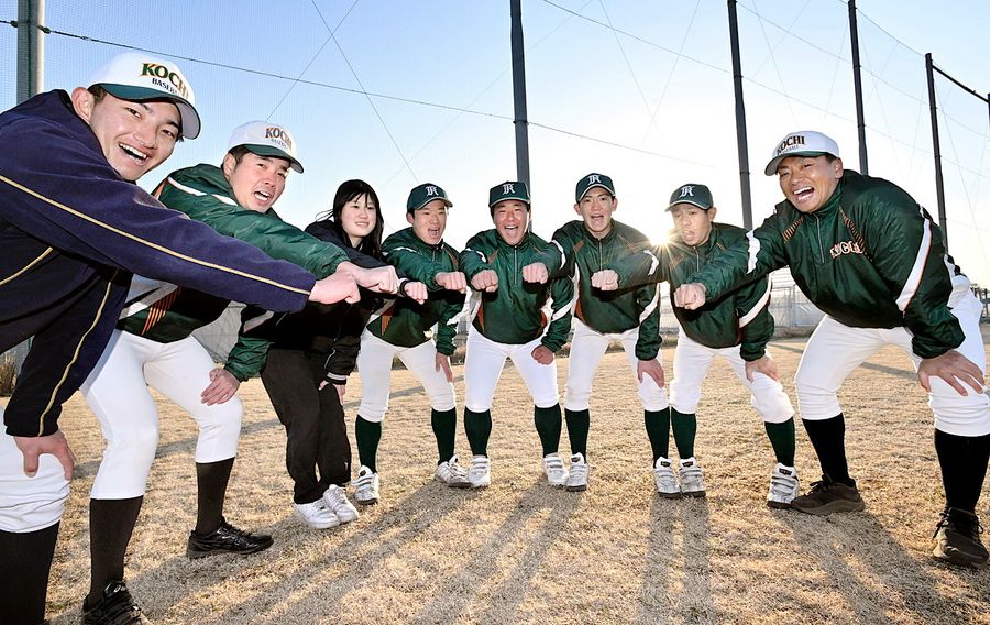 センバツ出場決定のニュースを受け、活やくをちかう１年生と下坂充洋かんとく＝右＝ら（南国市上野田の高知農業高校グラウンド＝新田祐也撮影）