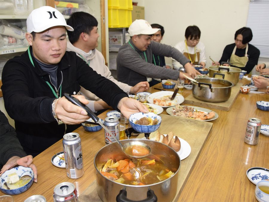 ベトナムの「ボホー」などを囲む参加者ら（芸西村和食甲の村民会館）