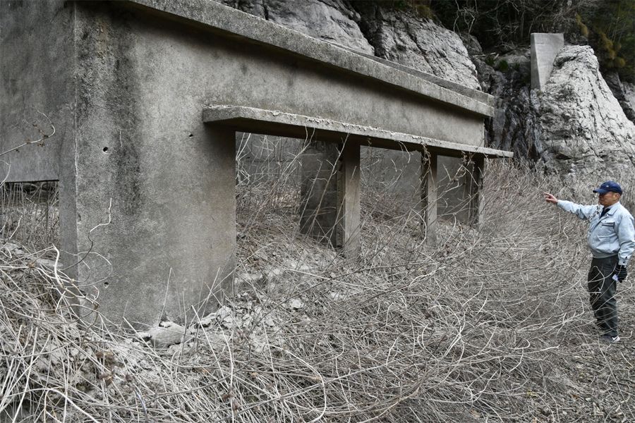 屋根が落ちたコンクリートの建物跡。民家だったとみられる（仁淀川町鷲ノ巣）