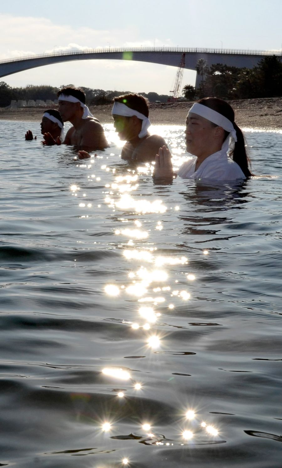 本来の「みそぎ」は海や川に身を沈めて汚れた心身を清める行為という。裏金議員のみそぎは済んだのか（高知市種崎の種崎海水浴場）