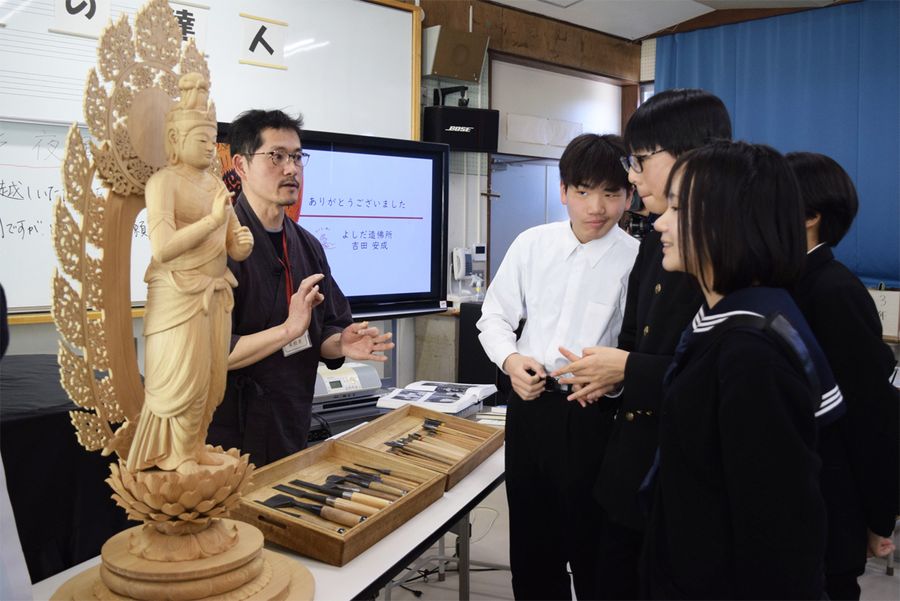 仏師の仕事について吉田安成さんから話を聞く生徒たち（香南市夜須町西山の夜須中学校）