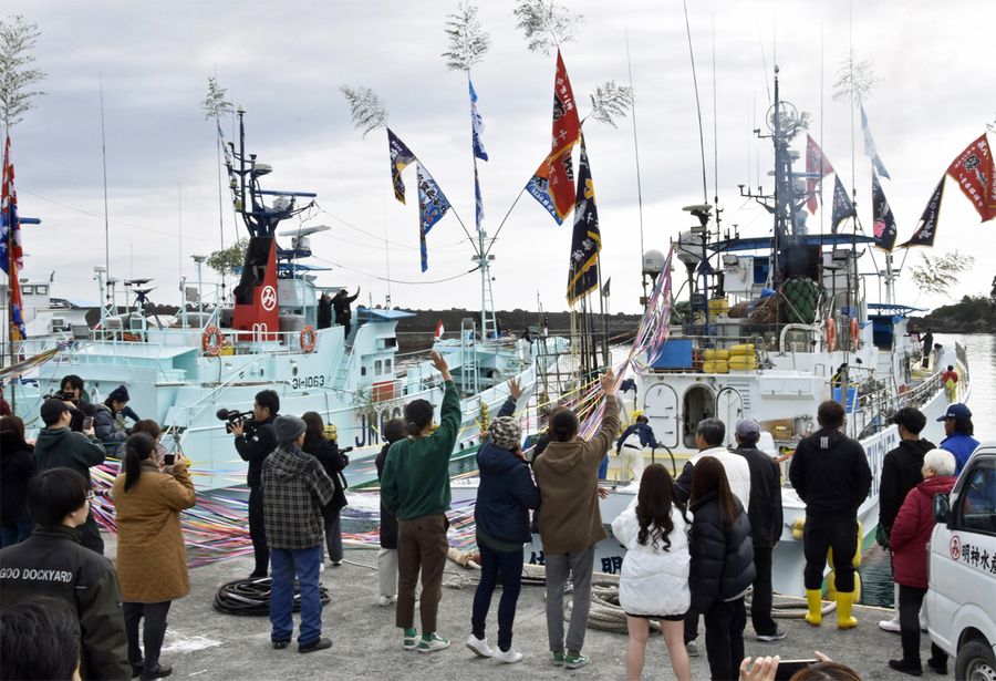 家族や関係者らに見送られながら出港するカツオ船（黒潮町の佐賀漁港）