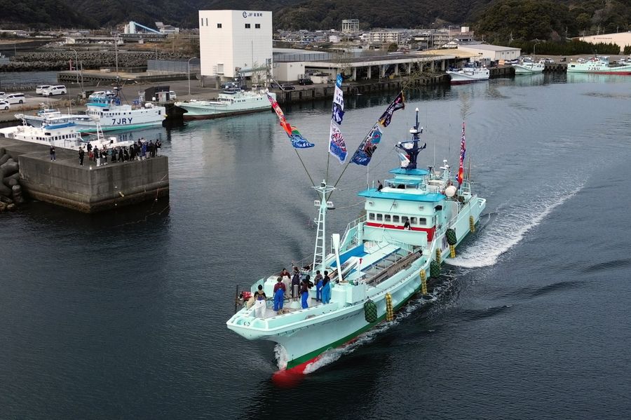 カツオ一本釣り船団の先人を切り、佐賀漁港を出港する明神水産の第６３佐賀明神丸（黒潮町、八田大輔撮影）